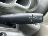 レバー上の表示が確認しやすく、運転席から必要な操作を把握しやすい設計です。ウインカーやライト関連の表示がまとまり、普段の運転でも迷いにくい配置。日常の移動を支える実用的な装備です。