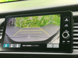 後方の映像に目安となるガイドラインが表示され、駐車時に周囲を確認する際の参考になります。画面で位置関係を把握しやすく、車庫入れや駐車場での切り返しにも役立ちます。