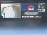 バック時に、バックソナーと左前タイヤ付近を映し出すサイドカメラが起動し、状況を映し出します。