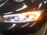 LEDヘッドライトは先進のLEDテクノロジーを採用。照射される白色光の周波性は太陽に近くバイキセノンヘッドライトを上回るコントラストでさらに明るく輝きます。