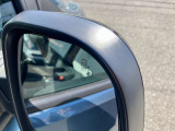 ブラインドスポットモニター付きですので死角に車両がいるとオレンジに光って知らせてくれます。