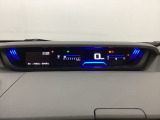デジタル表示のスピードメーターとタコメーターを大きく配した見やすいメーター部になっています。左側のインフォメーション画面でオドメーターや燃費などの情報を確認できます。