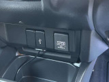 USB端子と12V電源ソケットが付いておりますのでお車でのお出かけにとても便利です!