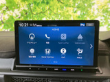 ホーム画面からナビや電話、スマートフォン連携などのメニューを選べます。機能がアイコンで並び、必要な項目を探しやすい構成です。日常の移動で使いたい機能へスムーズにアクセスできます。