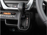 【シフトレバー】シフトもとても操作しやすいデザインになっております。運転する人の事を第一に考えた操作性の高い仕様です。