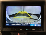 リバースギアに入れるだけで後方の表示へ切り替わります。夜間や雨の日の駐車も楽になりますよ。