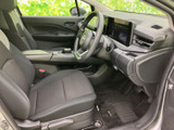 運転席は前方の視界が広く、メーターやセンターディスプレイも確認しやすい配置です。シートに腰掛けた際の足元にもゆとりがあり、毎日の移動を落ち着いてお過ごしいただけます。