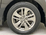 純正のアルミホイール装着。タイヤサイズは185/60R15