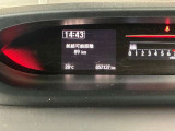視認性に優れたメーターを採用しており、走行中でも車速や情報が分かりやすく表示されます。運転時の視線移動をむりのない範囲に抑え、快適で安心感のあるドライブをサポートします。