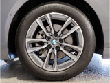 【BMWアロイホイル】軽量かつ強度に拘ったアロイホイル。走行性能ポテンシャルを引き出す設計。車の足元を引き締めてくれる大きなポイントはアロイホイルです。