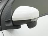 ◆ドアミラーウインカー◆ドアミラーにウインカーを装備しています。対向車に自身の進行方向を合図し安全に運転できます。