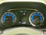 速度計や回転計に加え、中央には時刻や外気温などが表示され、運転に必要な情報をまとめて確認できます。走行中も目に留まりやすい配置です。