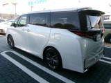後ろが狭くてもサッと積める。途中で止められる安心のバックドア。後ろの駐車スペースが狭い時に重宝しますよ♪