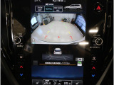 後方映像を11.6インチディスプレイに表示し、ステアリング連動ガイドラインが駐車をサポート。さらに後退時はリヤ4センサーが障害物を検知し、必要に応じてブレーキが作動します。
