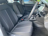 人間工学に基づいて設計されたシートは車のもっているドライビングフィールを存分にドライバーに伝えてくれるクオリティの高い仕上がりとなっています。