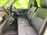 前席は座面の幅がしっかりあり、運転席と助手席の間もすっきりした印象です。窓からの視界が確保され、明るい室内で落ち着いて過ごせる空間となっています。