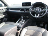 細部にまで機能美と造形美を追求した室内空間。美しいだけでも、機能的なだけでもない。品格ある大人のインテリアデザインです。