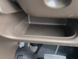 運転席周辺の収納も充実したドライバーズロアポケット。細かな使い勝手にも配慮されています。