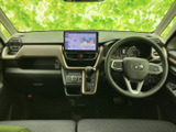 運転席から手の届きやすい位置にモニターを配置し、地図表示などを確認しやすいレイアウトです。画面まわりに操作部もまとまり、日常の案内確認に役立ちます。
