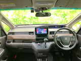 前方まで見渡しやすい視界と、ゆったり座れる運転席まわりが魅力です。シートや足元もすっきりまとまり、毎日の移動から遠出まで、落ち着いて過ごせる空間です。