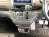 足元スッキリ、インパネシフトです。パーキングブレーキはフットブレーキタイプなので、運転席と助手席の間がスッキリしています。