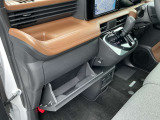 車検証、説明書など必要な書類がすっぽり入ります。