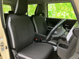 前席からはフロントガラス越しに前方を見渡しやすく、運転席と助手席の間にもゆとりがあります。シートは落ち着いた色柄で、毎日の乗車にもなじみやすい室内です。