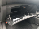 2段式で奥行きのあるグローブボックスは車検証を入れてもその他にたくさん収納可能。