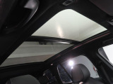 【電動パノラマルーフ】BMWのパノラマルーフは開閉が目的でなく、ルーフと一体感のある構造によって、より解放感を実現しているのが特徴です。