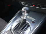 Audi正規ディーラーが高品質をお約束。高度な訓練・教育を受けたAudi専任メカニックが、100項目にもおよぶ精密な点検を実施いたします。すべてをクリアしたAudi車だけが、あなたのお手元に届けられるのです。