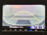 バックでの車庫入れも安心です! リアカメラが付いているバックモニター付のナビを装備しております。操作線もついており距離感も画面から確認できます。