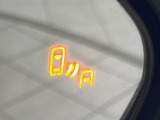 【ブラインドスポットモニター】走行中、ドアミラーの死角になりやすい箇所に後続車が接近するとサイドミラーのレンズに警告を表示!ドライバーに注意喚起をしてくれます。