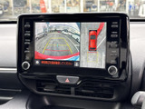 後方の映像と車両周囲の表示を画面で確認でき、駐車時の周囲確認に役立ちます。ガイド線も表示されるため、車庫入れや狭い場所での駐車をサポートする便利な装備です。