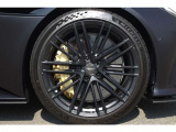 タイヤ:ミシュラン PILOT SPORT S 5 アストンマーティンの専用であり、共同開発した本タイヤには「AML」の刻印がございます。サイズ:フロント275/35/ZR21 リア325/30ZR21
