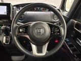 ハンドルにHondaセンシング系のクルーズコントロールやレーンキープアシストなどのスイッチと、オーディオの操作スイッチが装備されています。ハンドルから手を離さず安全に操作できます。