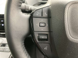運転中、オーディオの操作をしてて、ハッとしたことはありませんか?ステアリングスイッチは、運転中でもハンドルでオーディオの操作が可能です。安全なドライブをサポートします。