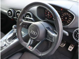 Audi正規ディーラーが高品質をお約束。高度な訓練・教育を受けたAudi専任メカニックが、100項目にもおよぶ精密な点検を実施いたします。すべてをクリアしたAudi車だけが、あなたのお手元に届けられるのです。