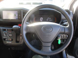 毎日触れるハンドル部分はこちら。運転手を守るエアバックも装備しているので、安心してお乗りいただけます。