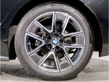 【BMWアロイホイル】軽量かつ強度に拘ったアロイホイル。走行性能ポテンシャルを引き出す設計。車の足元を引き締めてくれる大きなポイントはアロイホイルです。