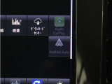 Apple CarPlayやAndroid Autoを利用すれば、スマホを簡単に接続できます。USBポートにケーブルをつなぐだけで、スマホの見慣れたホーム画面と共通するインターフェイスが表示されます。