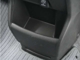 ◆センターロアボックス◆インパネ中央の下部には、ごみ箱としても使用する事ができるセンターロアボックスを装備しております。