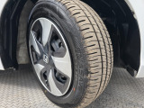 車両デザインに調和するホイールカバーを装備。タイヤの溝の状態もご確認ください。