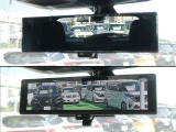 車両後方のカメラ映像をミラー面に映し出して、いつでもクリアな後方視界を確保する、インテリジェントルームミラー!