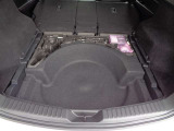 ラゲッジフロア下にサブトランクを備えています。散らかりがちな洗車道具や小物をすっきり整理して収納できるため、荷室を広く保ちやすく、日常の買い物から旅行まで幅広く活躍する実用的な設計です。