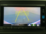 リバースギアに入れるだけで後方の表示へ切り替わります。夜間や雨の日の駐車も楽になりますよ。