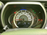 速度計を中心に必要な表示がまとまり、運転席から走行状況を確認しやすいレイアウトです。シフト位置や走行距離なども視線を大きく動かさず把握でき、日々の運転を支えます。
