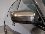 BMWのミラーは車種によって異なりますがレーンチェンジウォーニングが装備されております。詳しくは当店スタッフまでお問い合わせくださいませ。