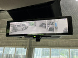 後方の映像をルームミラー型の画面で確認でき、駐車時や後退時の周囲確認をサポートします。車両後方の状況を見ながら操作できるため、日常の駐車に役立ちます。