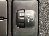 対向車や先行車への配慮が可能。積載物の状況に応じてヘッドライトの照射角度を手動調整できるスイッチ。