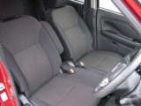運転席シートはアームレストが付いています。運転が楽です。